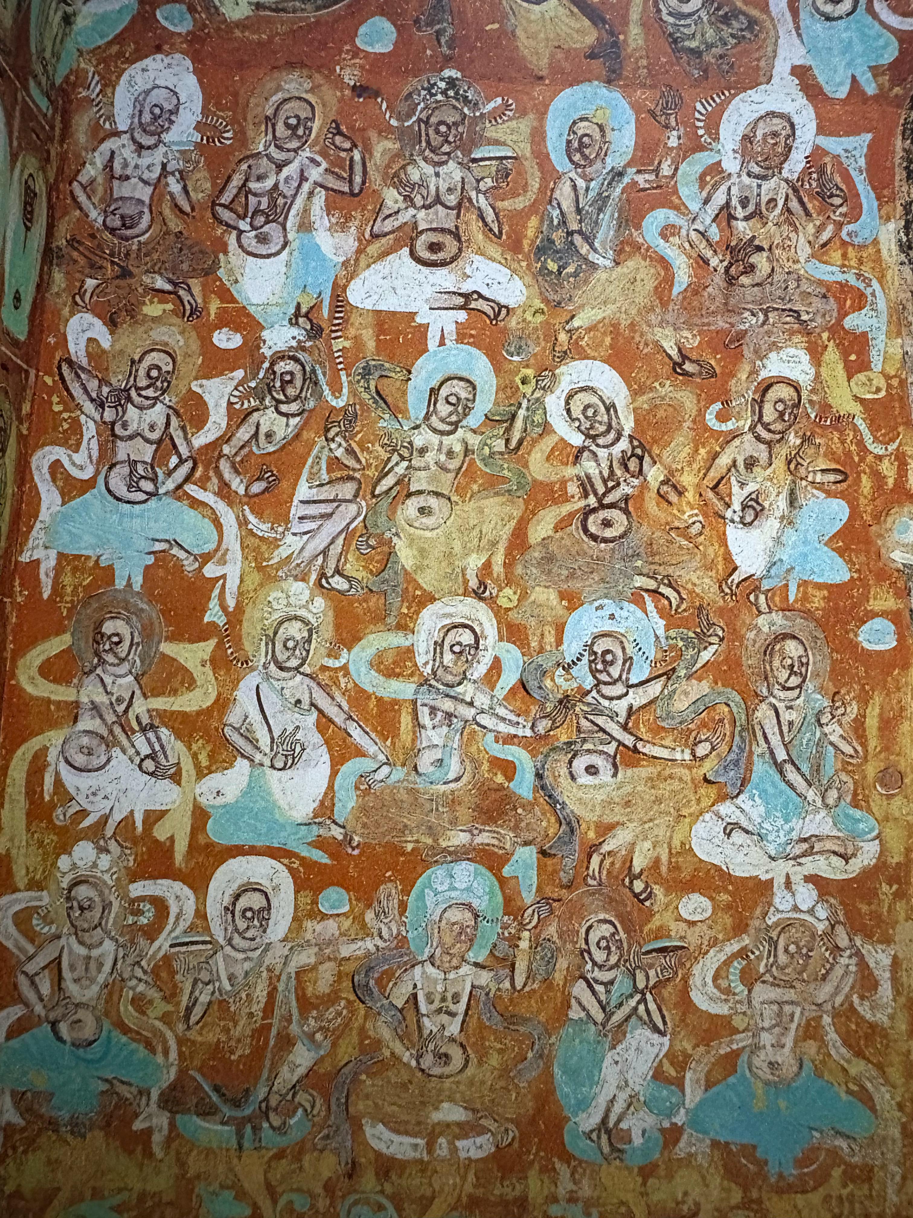 莫高窟北凉时期著名的第272窟的供养菩萨彩绘，菩萨姿态各异， 动静皆宜。 160