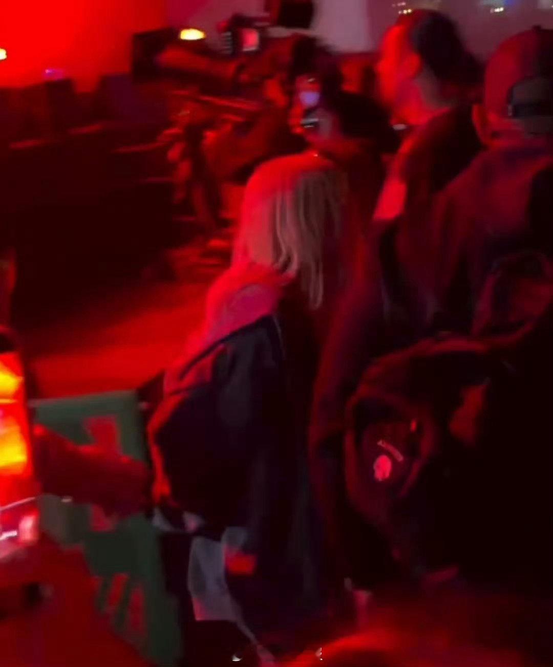 Lisa朴彩英观看Bigbang科切拉演出哈哈哈哈哈哈还在台下喊偶吧 