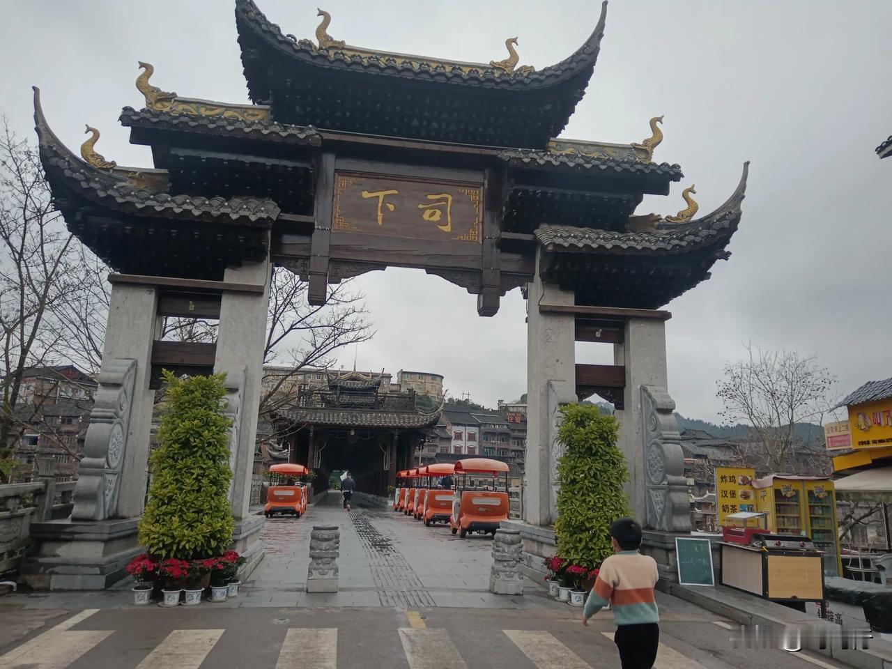下司古镇毗邻清水江，是“凯麻一体化”发展的生态腹地，距凯里市区17公里，离凯里高