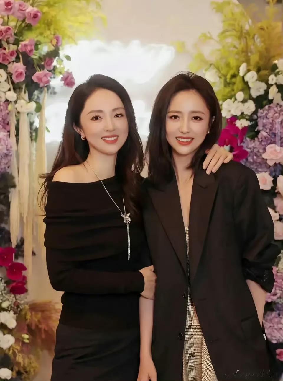 论娱乐圈中关系最好的姐妹
非董璇和佟丽娅莫属了，
两人都是来自北方的大美女。
