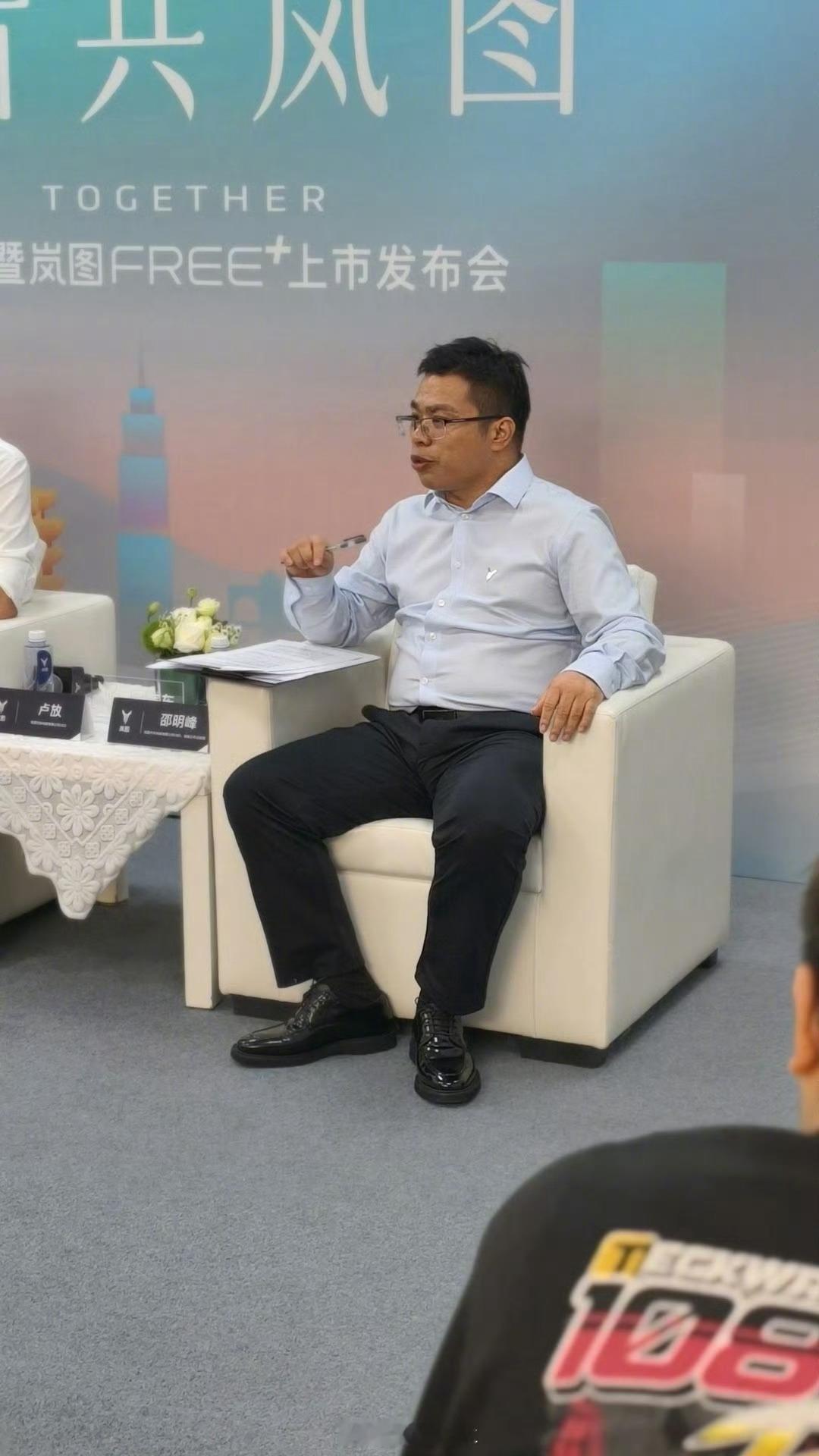 岚图高管拒绝半场开香槟结合售价，岚图FREE+的诚意确实很足，标配华为乾崑智驾A