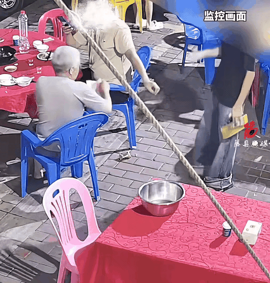 广东云浮，顾客吃完饭结账，把钱直接扔在了地上。服务员弯腰捡起，回屋算好零钱，出来