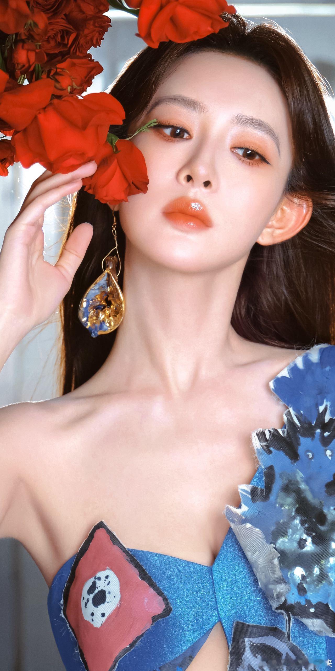 孟子义VOGUE盛典造型获好评 蓝色立体花肩饰太妙了，像把玫瑰和孔雀羽都穿在身上