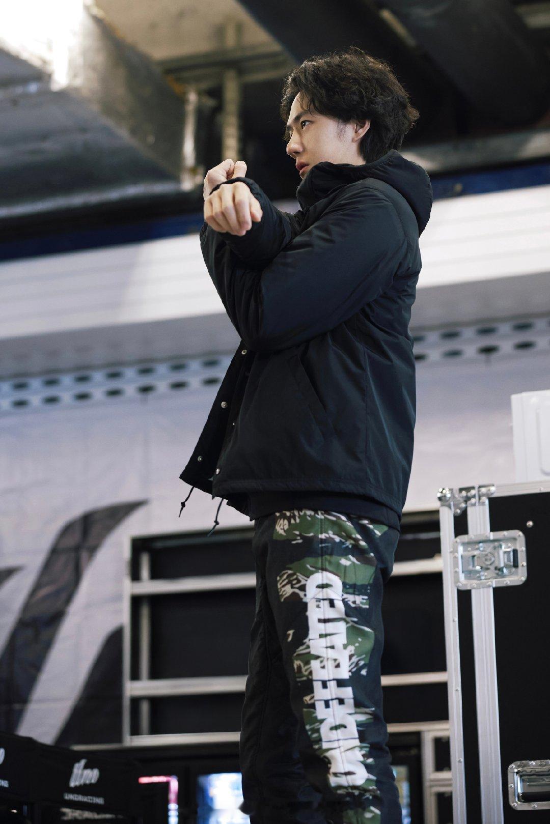 王一博 · 85RACING 「赛前试车 𝗗𝗔𝗬 𝟮」疾驰入弯，沉着应对