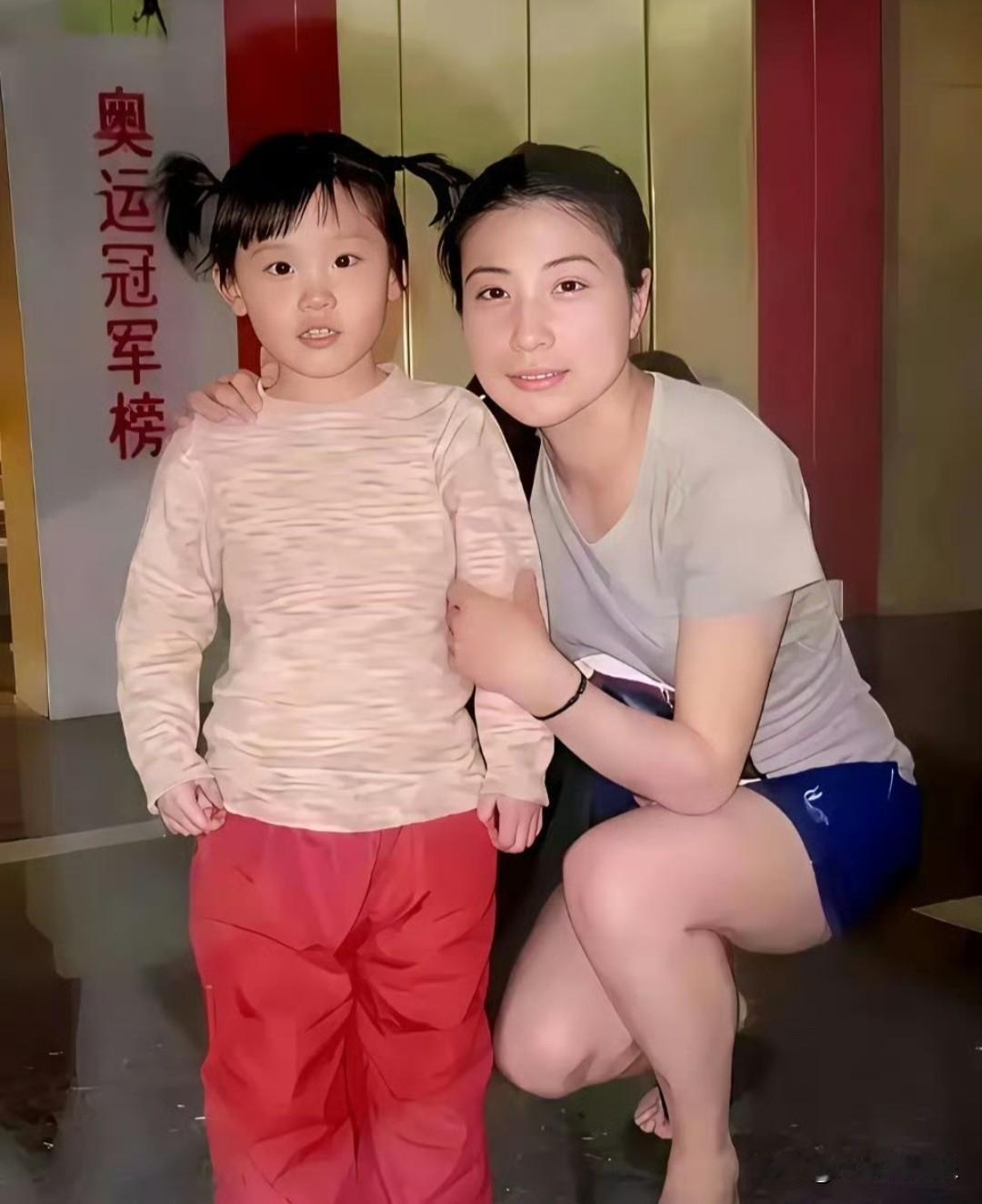 考古了张家齐，
图一是她五岁时和郭晶晶合影照片。 
小时候的她长的就很萌，很老实