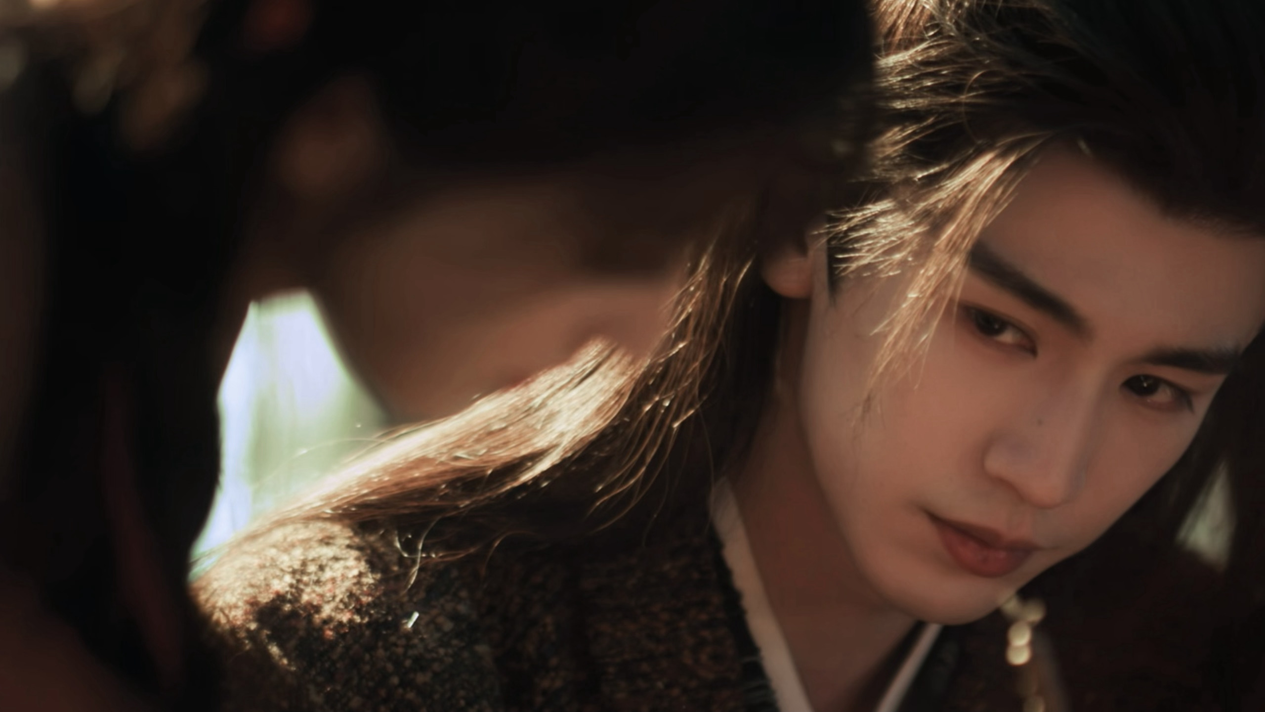 我真的无法形容这个逐玉拍得到底有多细腻。。。涌动的情愫快溢出屏幕了。。。bgm和