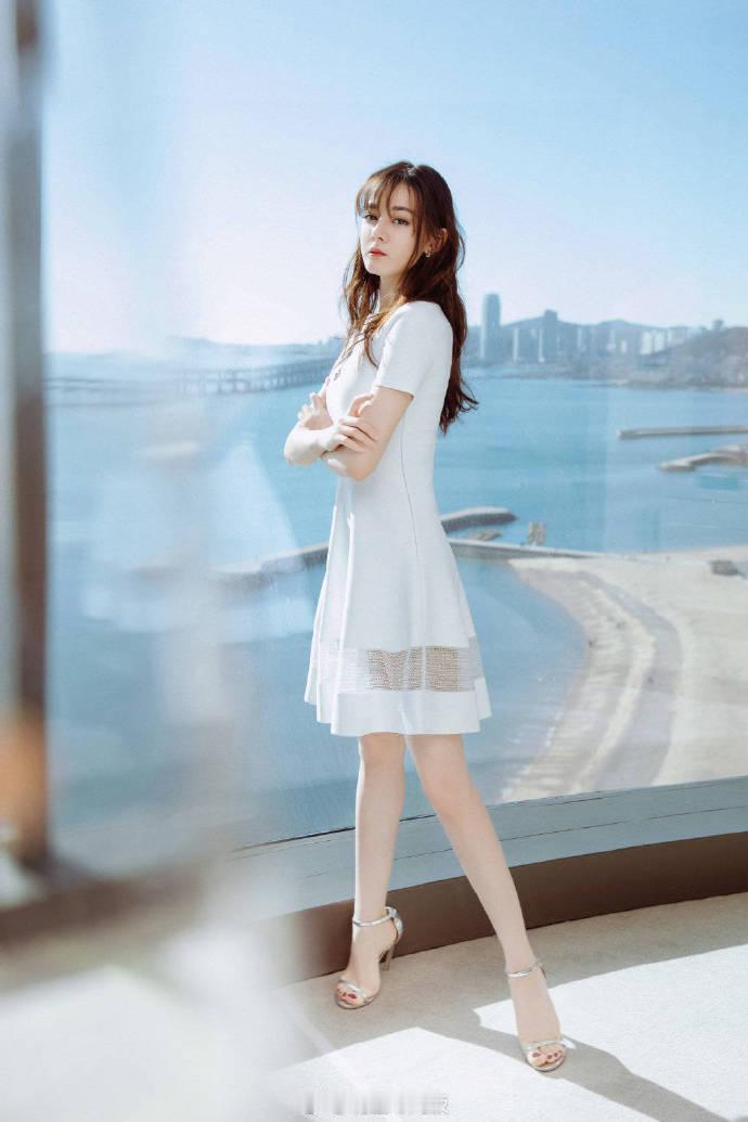 迪丽热巴 身穿白色洋装 长腿纤细白嫩 空气刘海造型显得少女感满满  明星