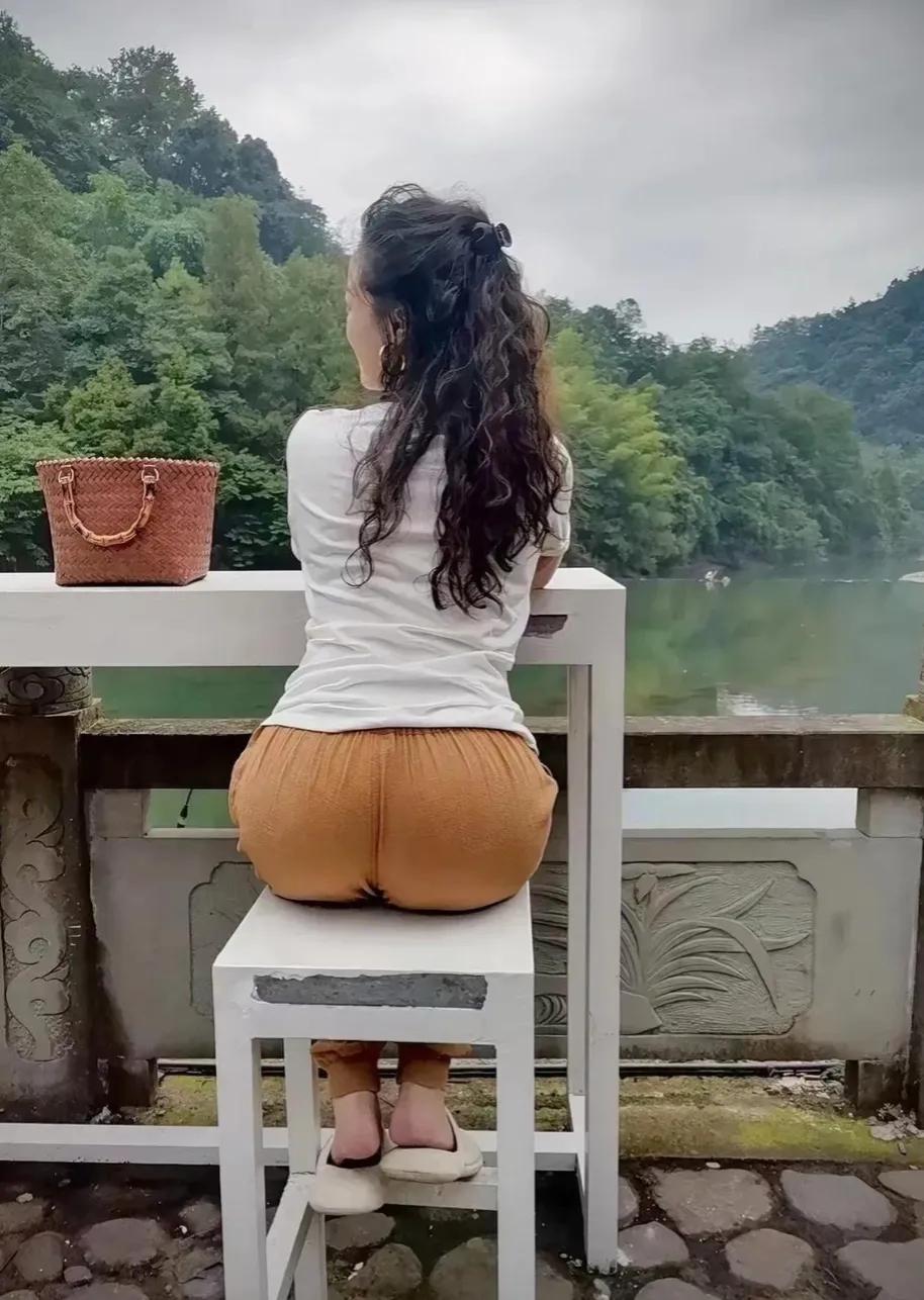 男人如果不需要找老婆，
永远单身的话，
一个月挣一千也够用了。
他可以对生活简单