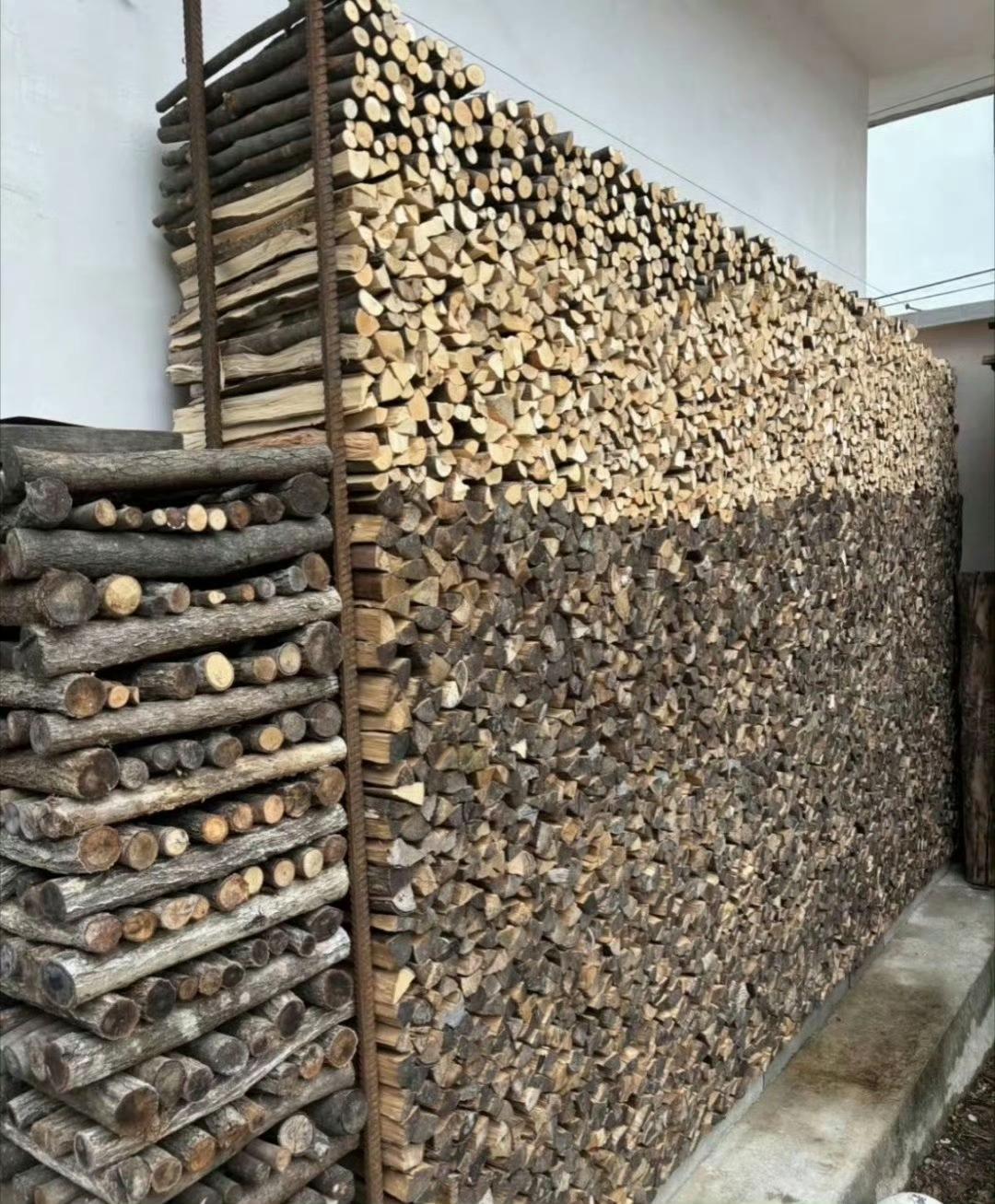 墙边堆满了整齐的柴火，准备过冬