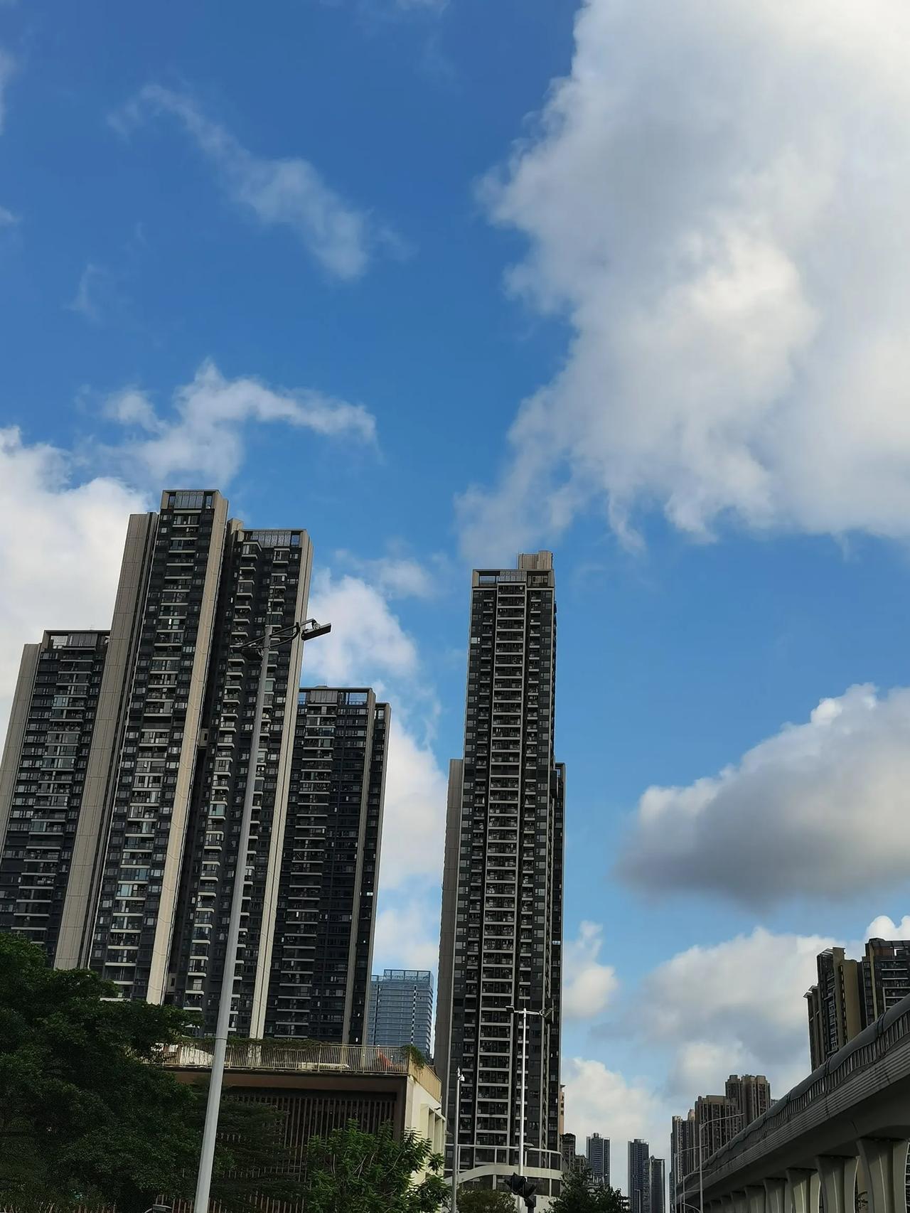 窗外城市的风景
坐在阳台
老年人眼里的世界是静
年轻人心中的芳华是拼
相对静默的