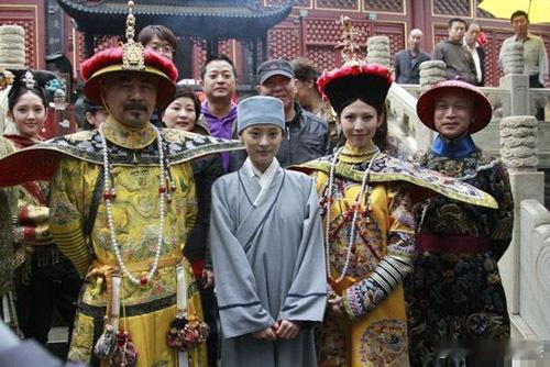 甄嬛传第一场戏是从甘露寺开拍，最后一场戏却是安陵容冰嬉。 ​​​