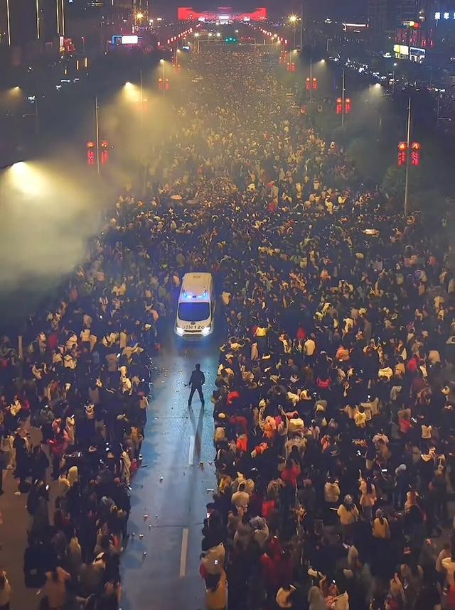 音乐节突发意外，民警极速驰援太暖心5月3日晚8时，荆州沙市区五一路阳台音乐节，一