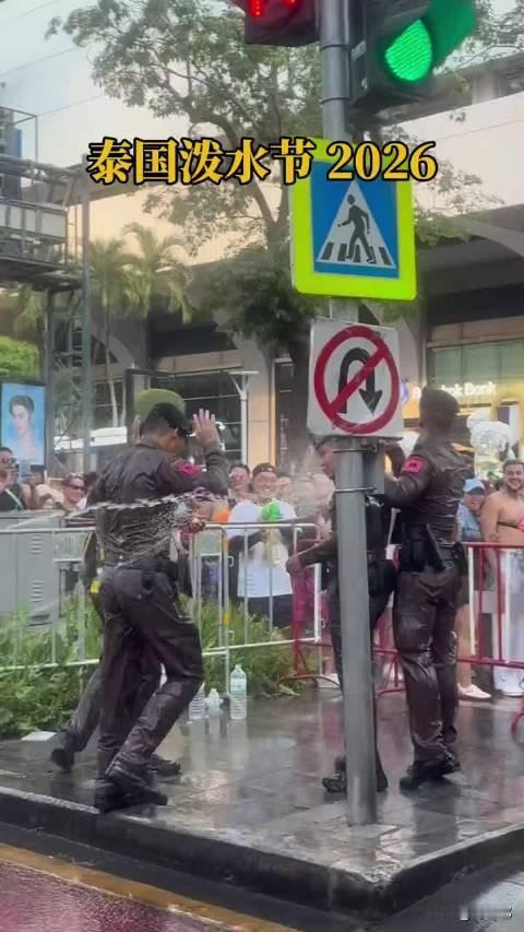 今年的泰国泼水节，共有超过200人死亡，值得吗？泰国的泼水节也叫宋干节，相当于中
