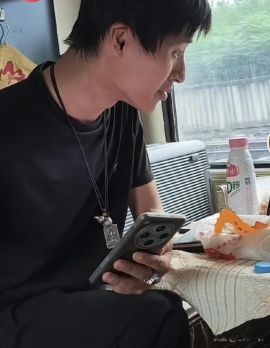 当云鹏进屋的时候，老张手中的筷子都要掉下来了。两个月的时间，黑了两圈，颧骨突出，