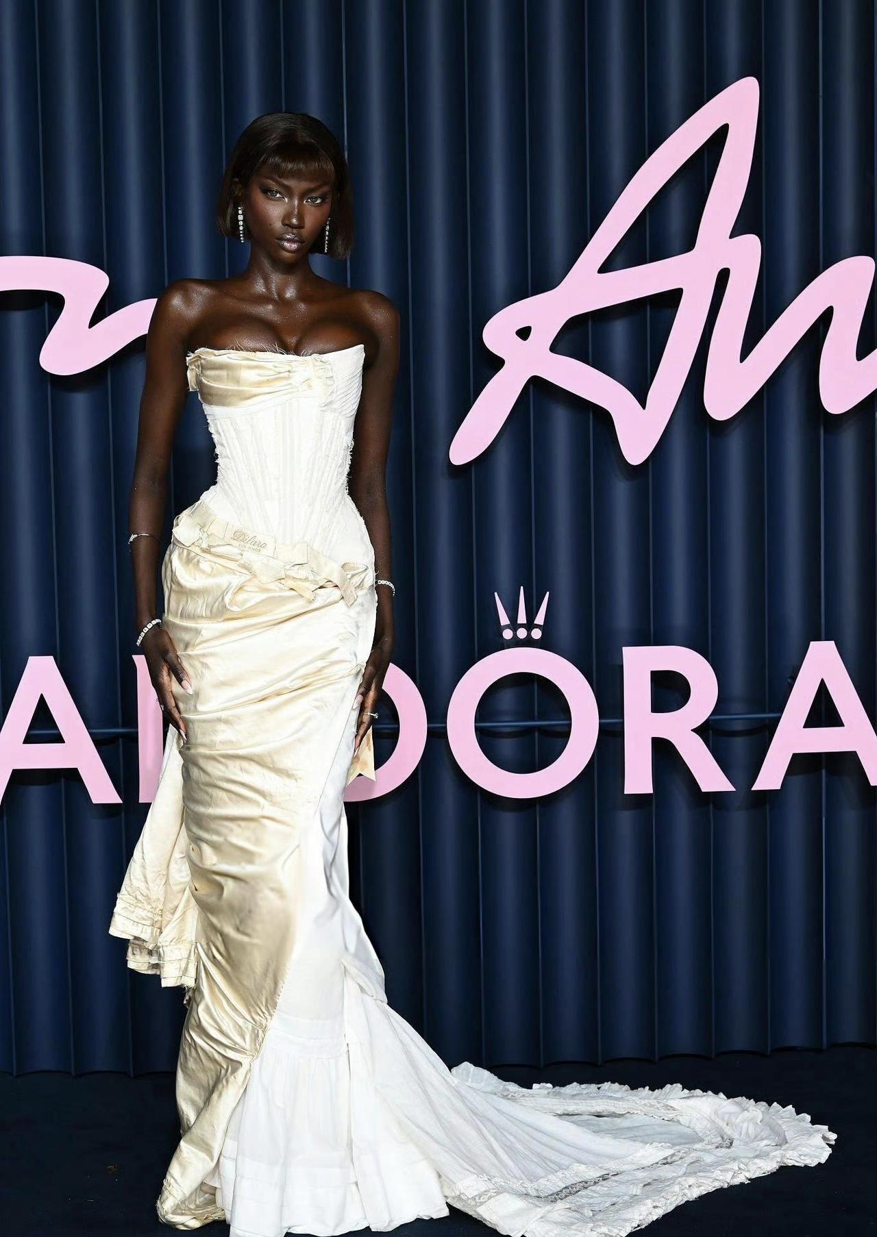 恭喜超模黑珍珠Anok Yai 
获得英国时尚大奖“年度模特”称号
成为继Nao