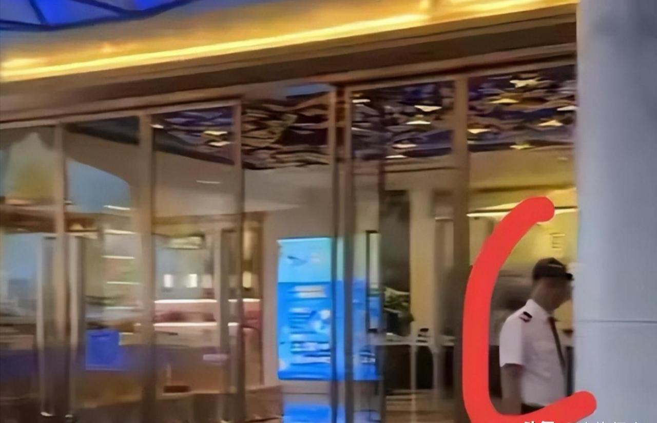 道歉有用？宝妈进店避雨被当众驱赶，后续彻底炸了！大批老顾客集体退单，门店连夜发声