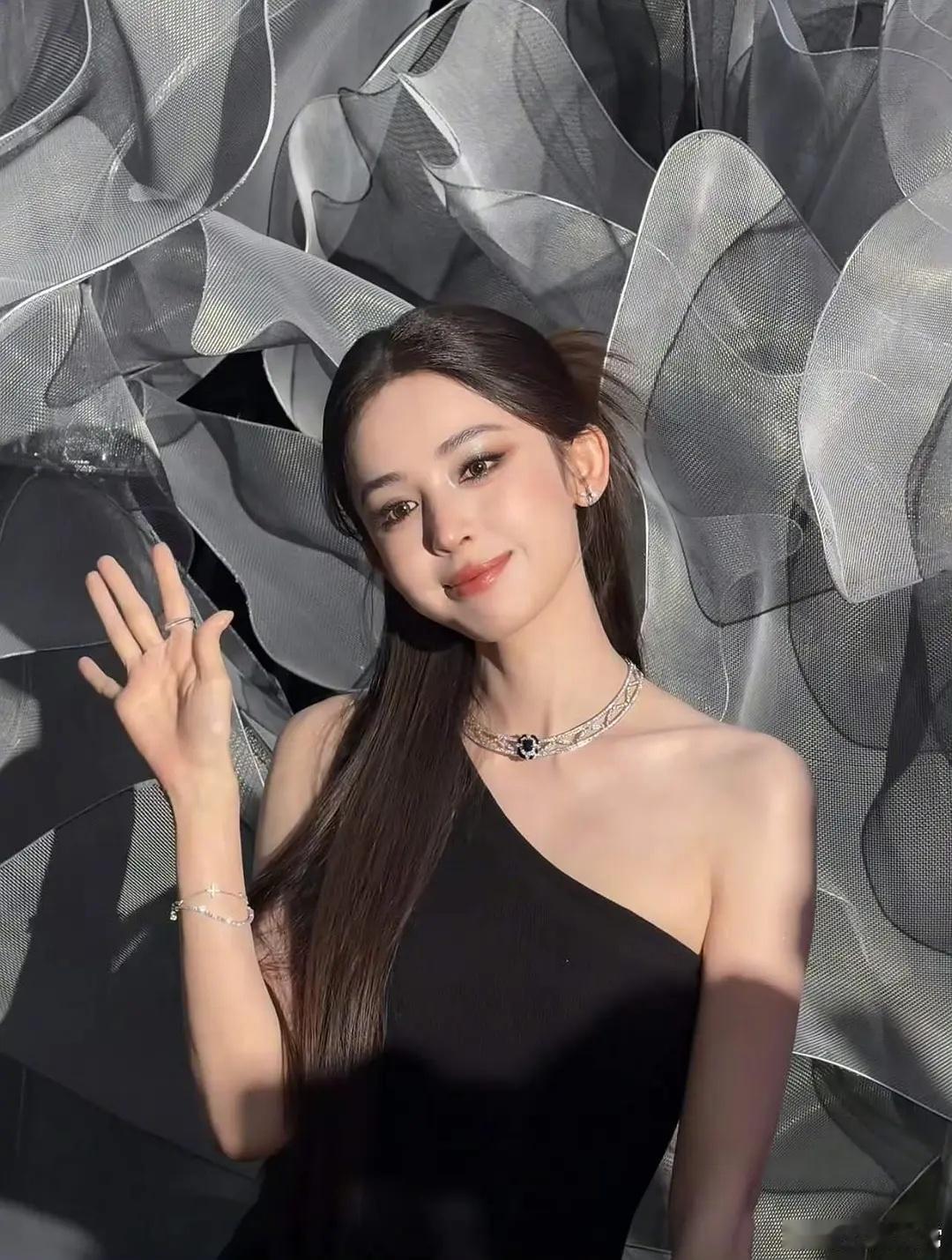 她的审美是不是太差了？漂亮是漂亮，但很难让人相信她是一位女明星第一眼还以为是网红