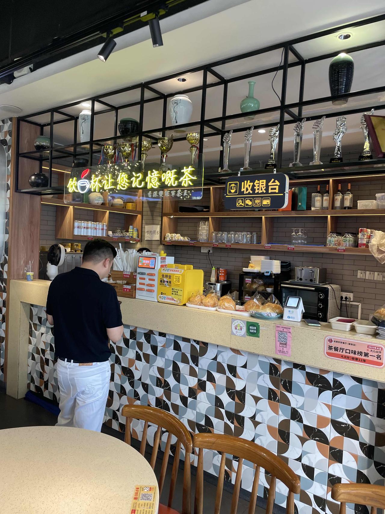 一群律师有会议室不用，跑到茶餐厅开会！