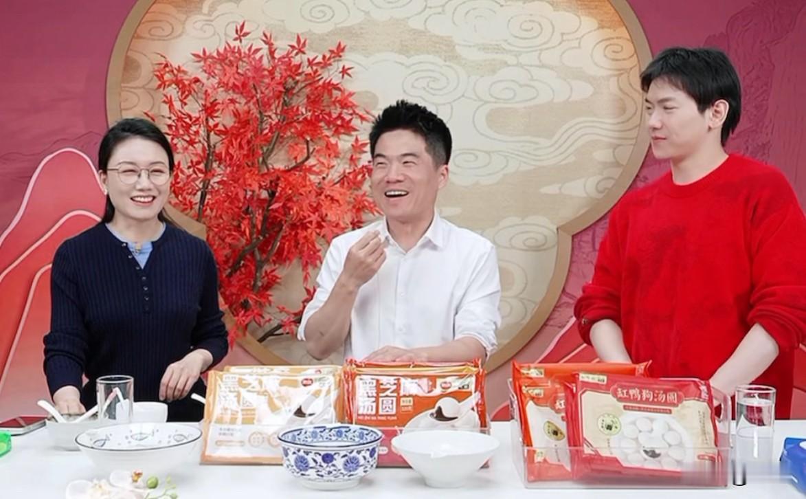 只有当过哥的人知道怎么制裁弟弟😂
今天董宇辉突然空降直播间
谈笑间潇潇“告状”