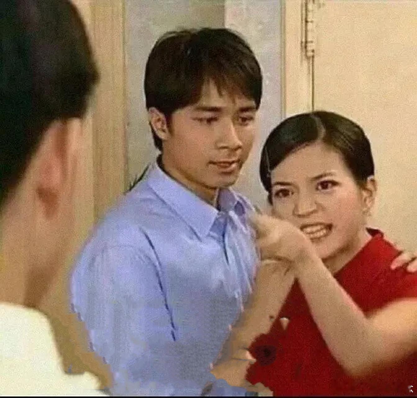 投屏邪修 追剧表情包浓度超标 现在用大屏幕看剧的人，占据了大部分比例。但是不想变