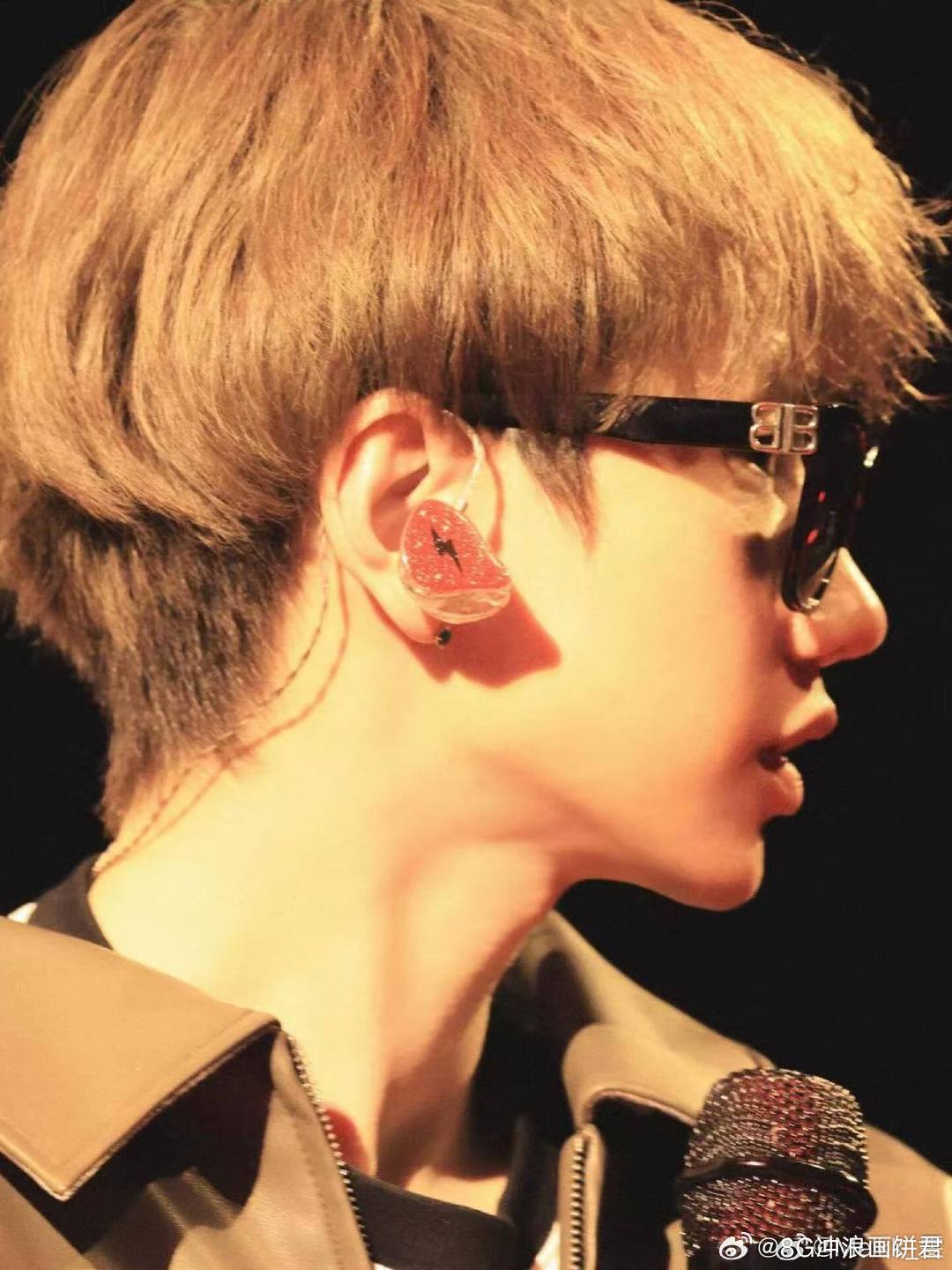 汪苏泷保镖的世界真变成粉红色了当彪形大汉遇上满场粉红，画风奇妙得刚刚好。保镖大哥