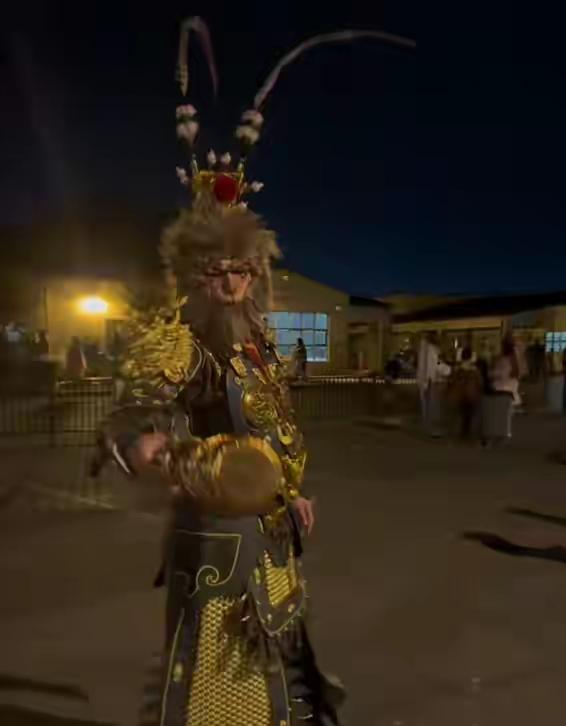 “太给国人长脸了！”在美国生活的东北博主钟先生，带女儿参加学校万圣节活动，扮成齐