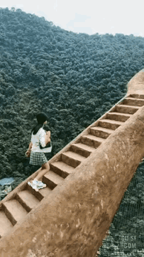 1 天呐！这姑娘胆子也太大了吧！[恐惧]
2 公共场合，还是注意点形象好！
3 