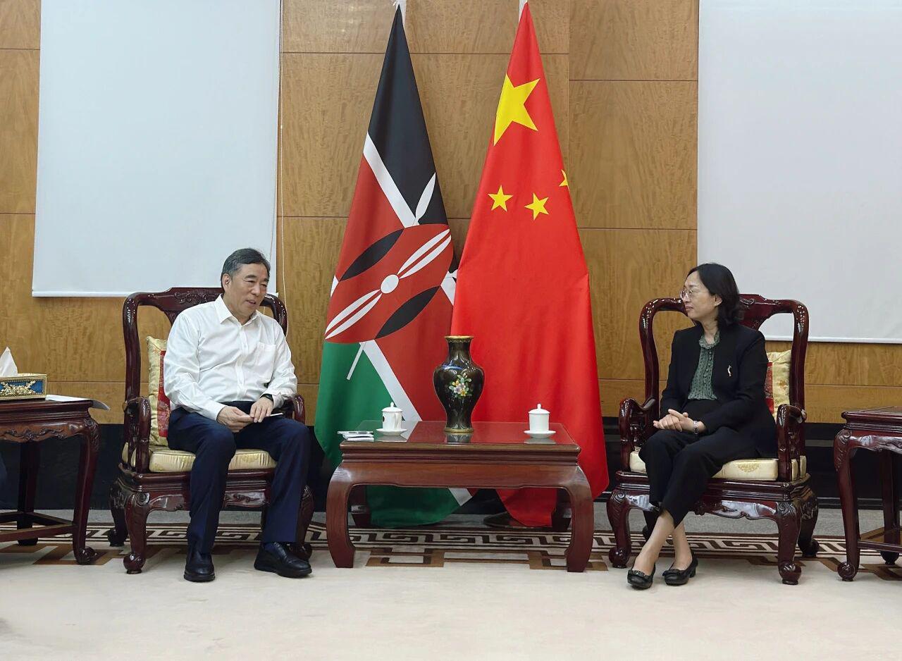 3月18日，中交集团党委书记、董事长宋海良在内罗毕拜会中国驻肯尼亚大使郭海燕。双