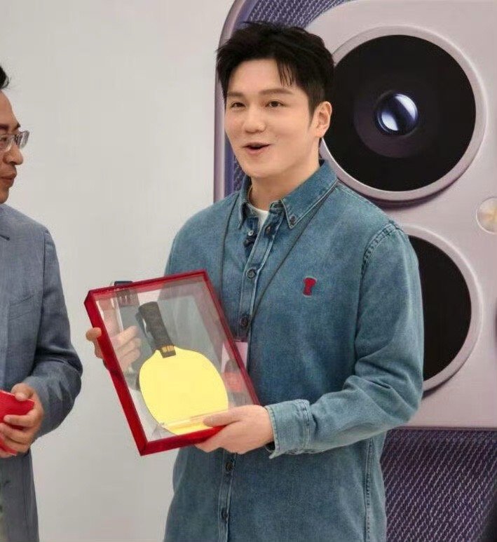 樊振东获赠纯金球拍樊振东在线下活动中获赠一把特别定制的纯金球拍🏓 