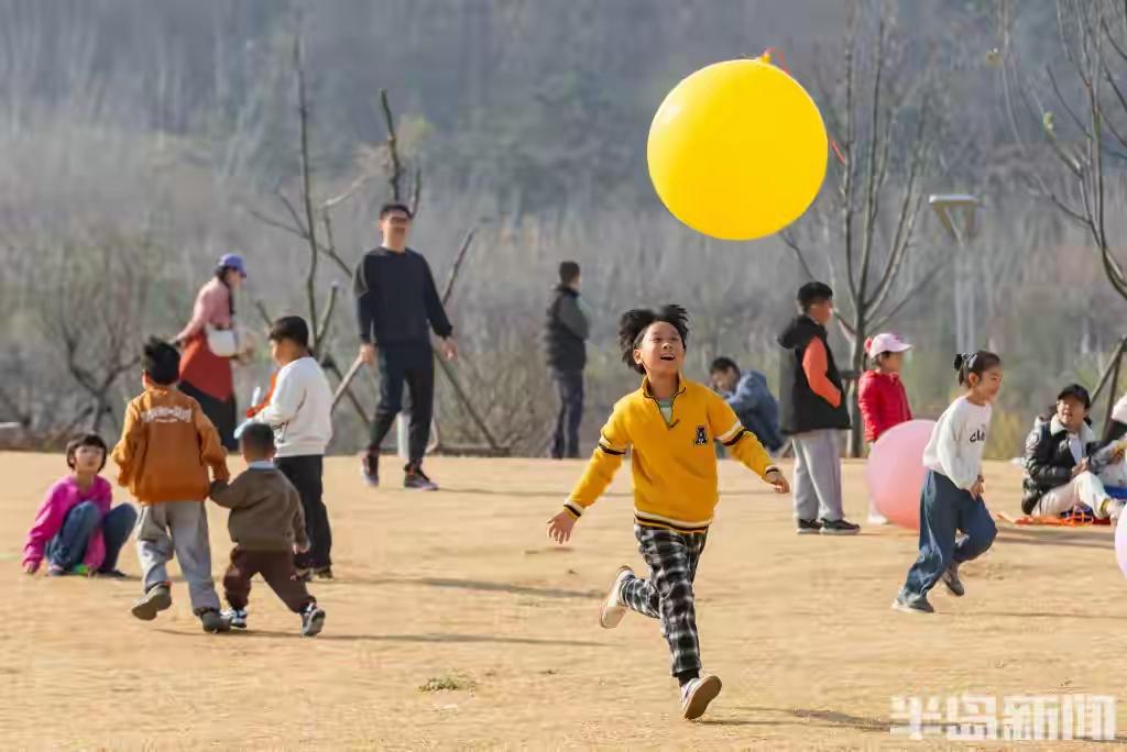 青岛浮山森林公园惊现“五彩奇观”！数百家庭周末涌入，这一幕让全网直呼：这才是童年