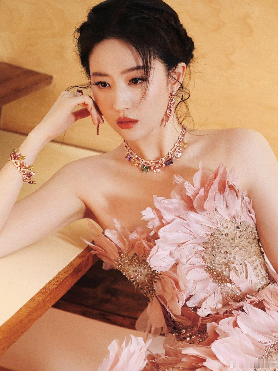刘亦菲粉色花朵长裙 好漂亮额前一绺！女神刘亦菲额头一绺 ​​​