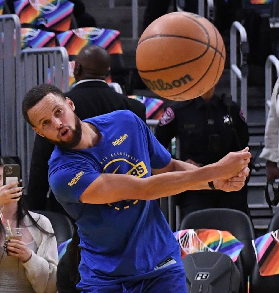 库里谈自己连续两把“微微出汗”“我们的进攻像音乐般美妙，有球和无球都很好。有些场