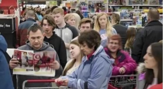 都说美国是消费大国，结果呢？美国人的账单越摞越高，日子越走越焦虑，相反中国的消费