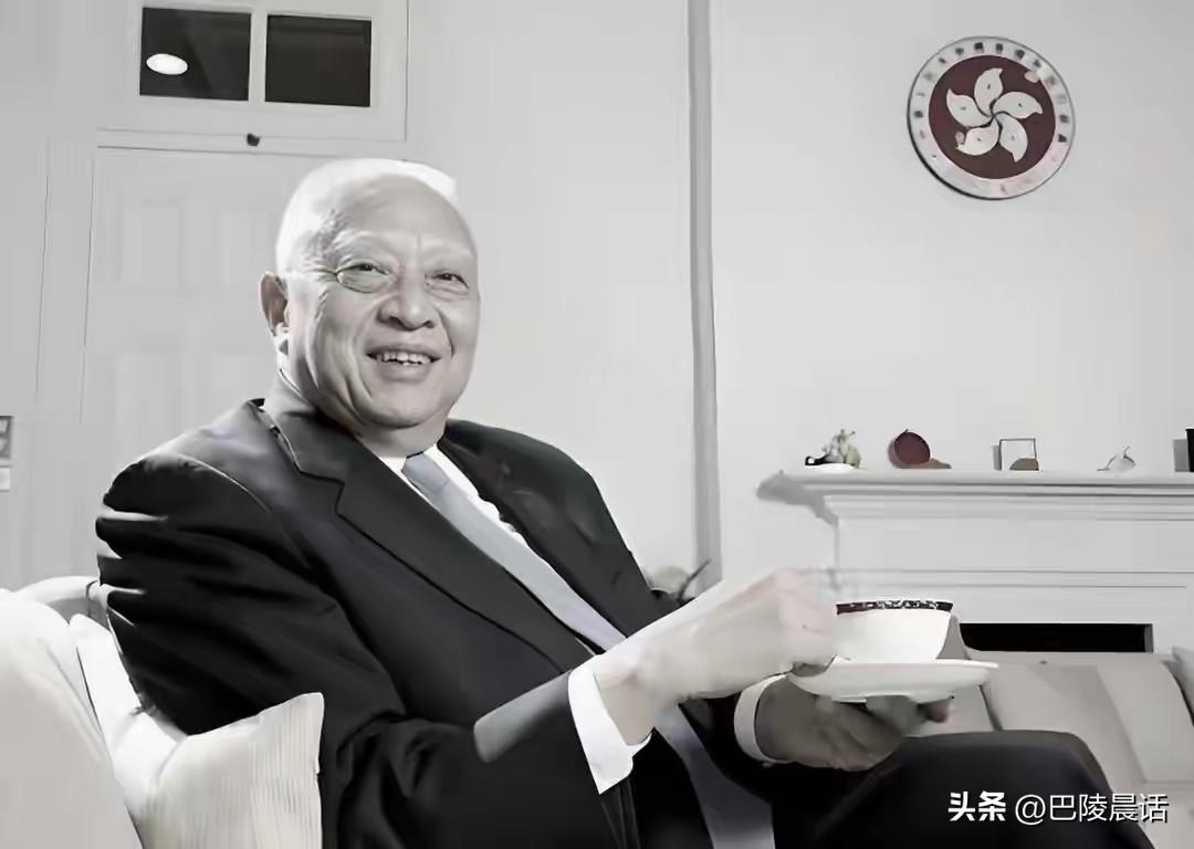 今天惊悉香港首任特首安详辞世的消息，我很悲伤也很感慨。

作为“一国两制”落地后