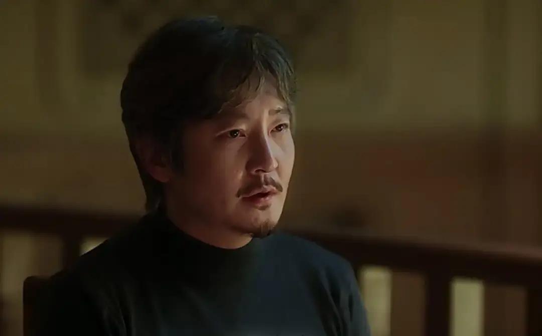 最让观众破防的，居然是全剧唯一没有拥抱、没有牵手的一对。
 
杨小姐每天端去的鱼