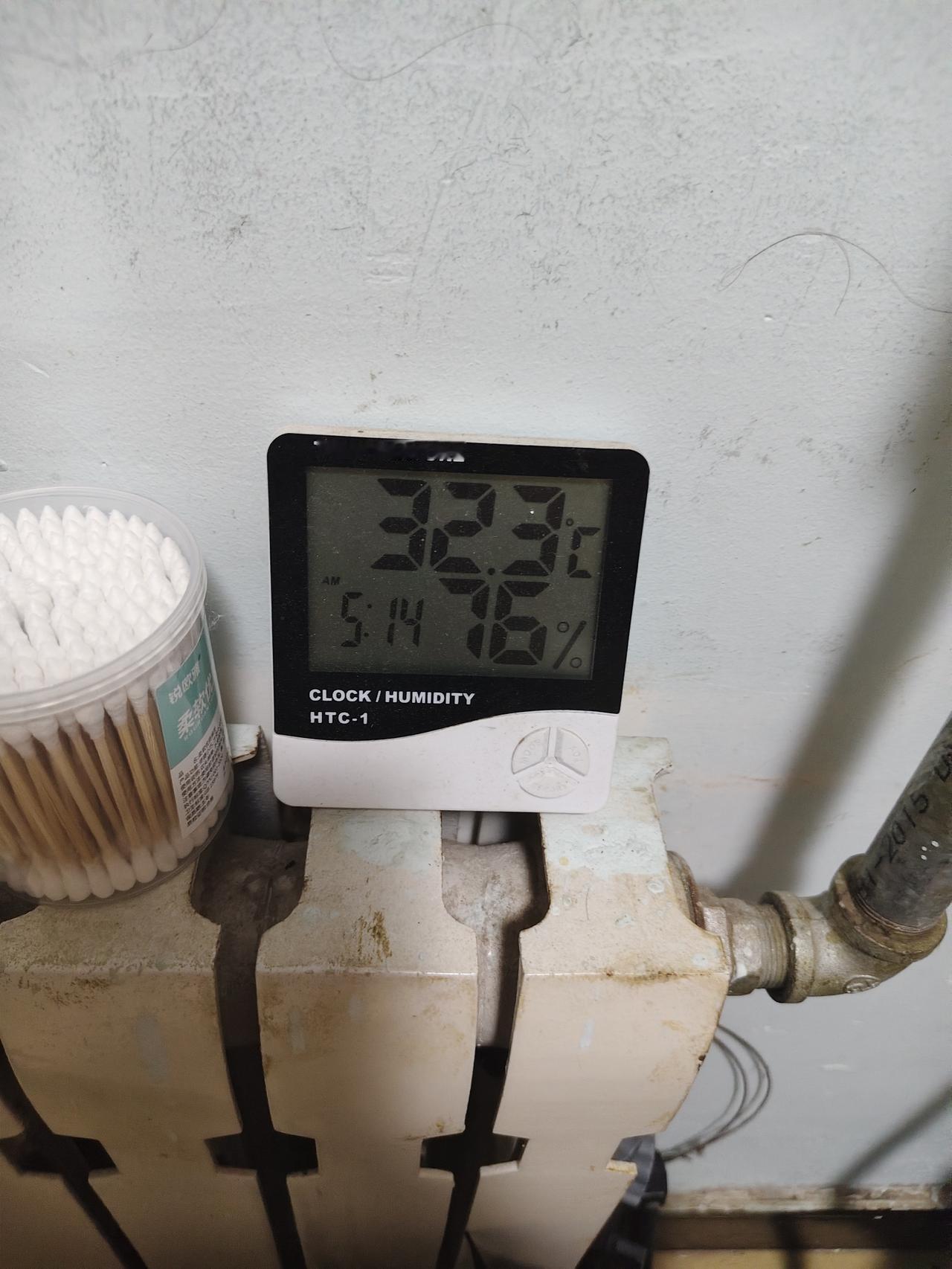室外才30度但我室内已经达到了32.3度，这几天真把我热懵了，夏天室内没有空调真