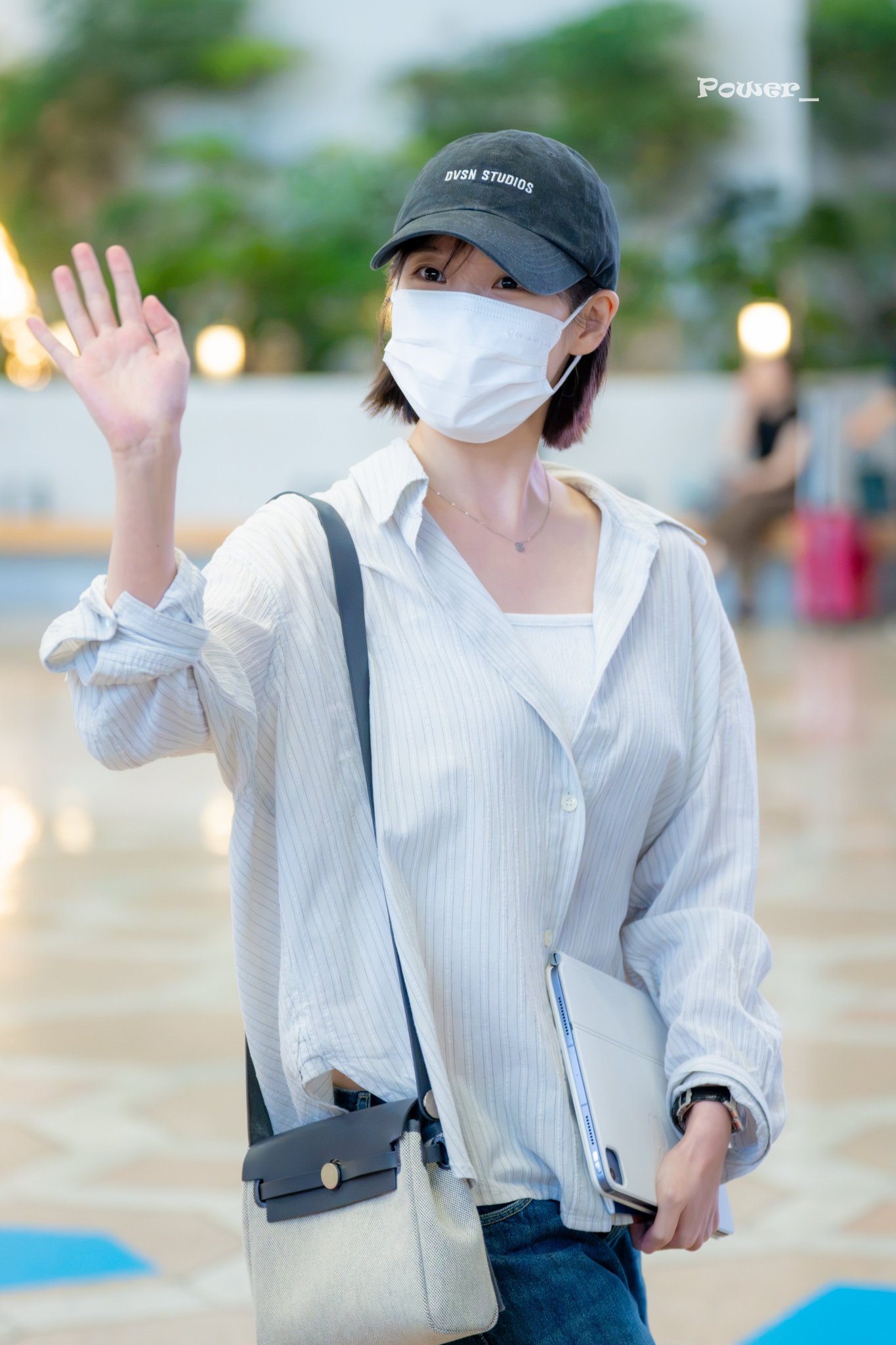 IU[超话]  ❤️IU韩国第一女solo 260908 IU金浦机场高清饭拍c