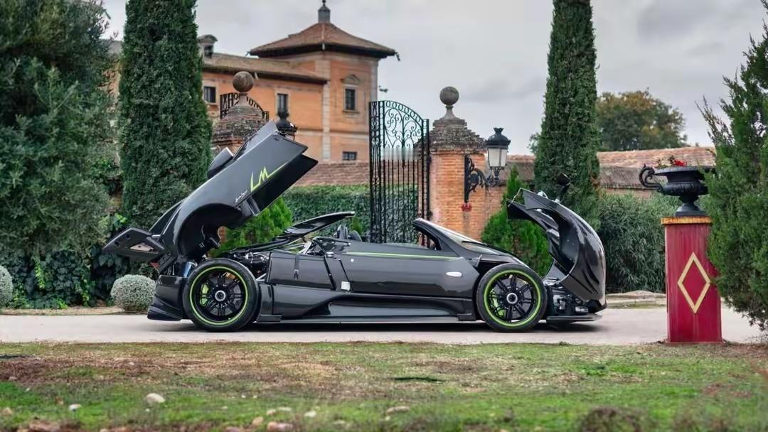 帕加尼 Zonda 760 LM 是一款非常独特的超级跑车。这辆车的前身是普通的