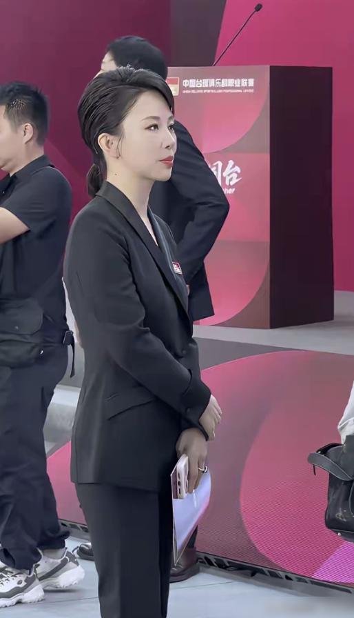 九球天后潘晓婷身价数亿却44岁至今未婚，翻开她早年间的择偶标准，人们才恍然大悟这
