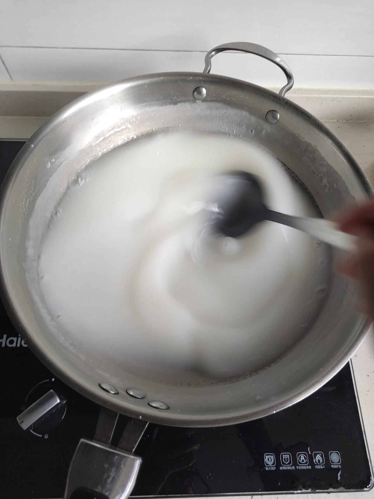 今年4月份我回哈尔滨开始，就没有用面粉洗头发了。毕竟用面粉洗头发很麻烦，要先把面