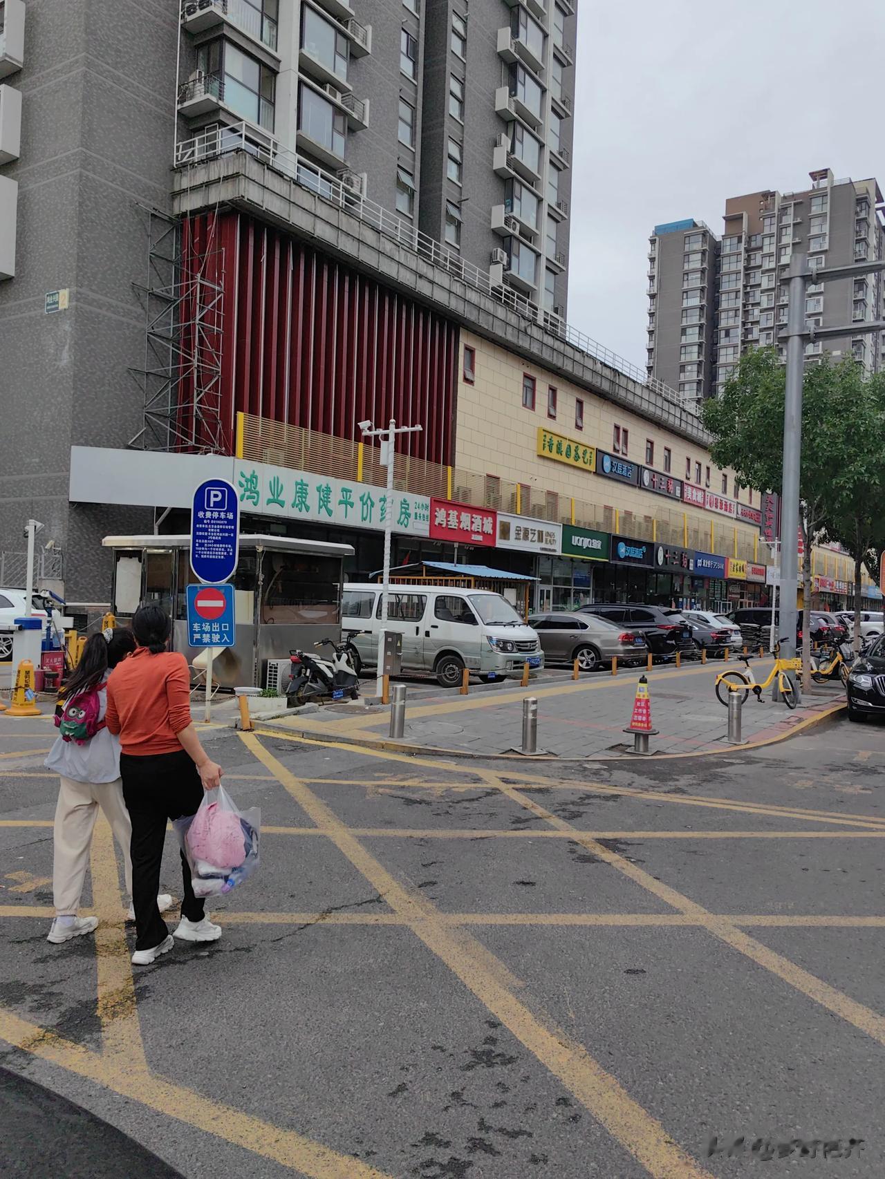 #市井生活中的小幸福#过节了，能跟家人一起逛逛街，就是一种市井生活的小幸福。