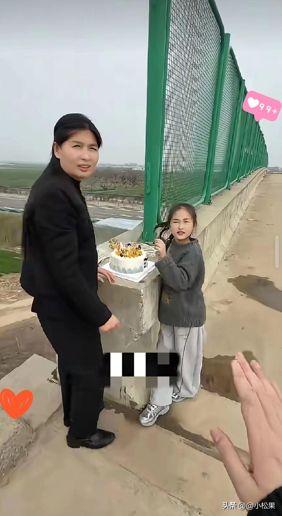 破防了！高速天桥上摆蛋糕，一个陌生男子的举动，看哭全网！
 
一位货车司机常年奔