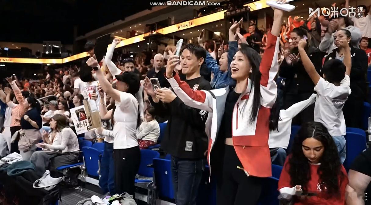 近两场比赛场边出镜率最高的两位[doge]中国女篮vs捷克女篮中国女篮vs意大利