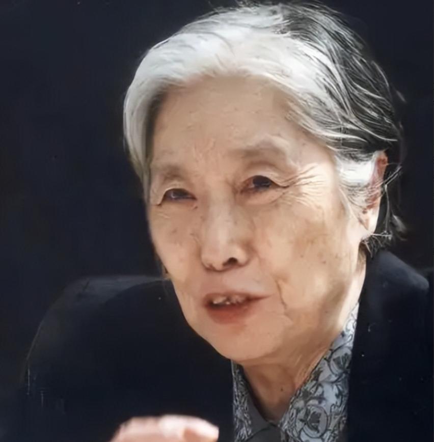 2006年，王光美因病去世。临终前，她突然向女儿刘亭抱拳作揖，虚弱地说：“女儿，