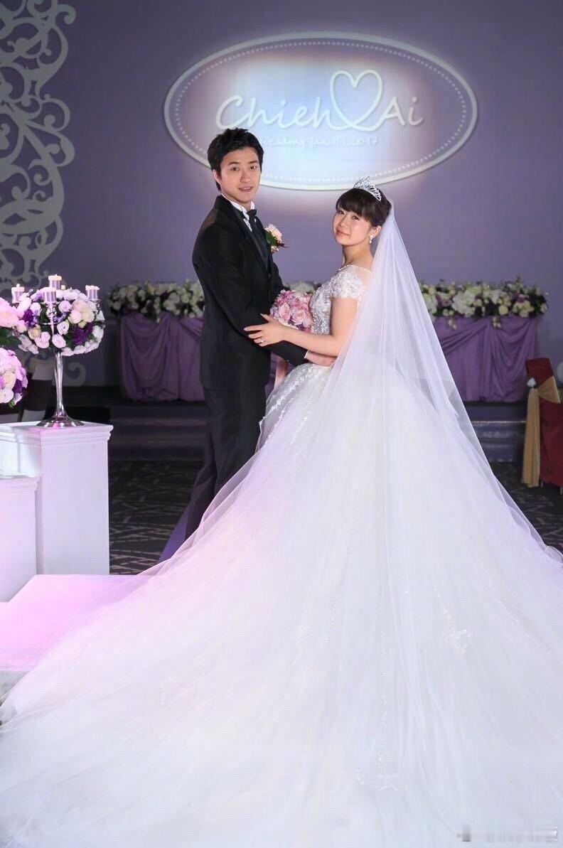 福原爱江宏杰婚纱照真好看，汪小菲大S艺术照也好看，他们四人曾同框合影。那时他们两