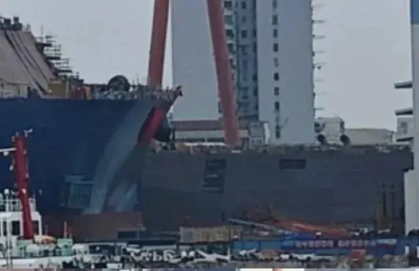 上海沪东某造船厂出现一大型军舰分段，疑似为正在建造的076两栖攻击舰。
从曝出的