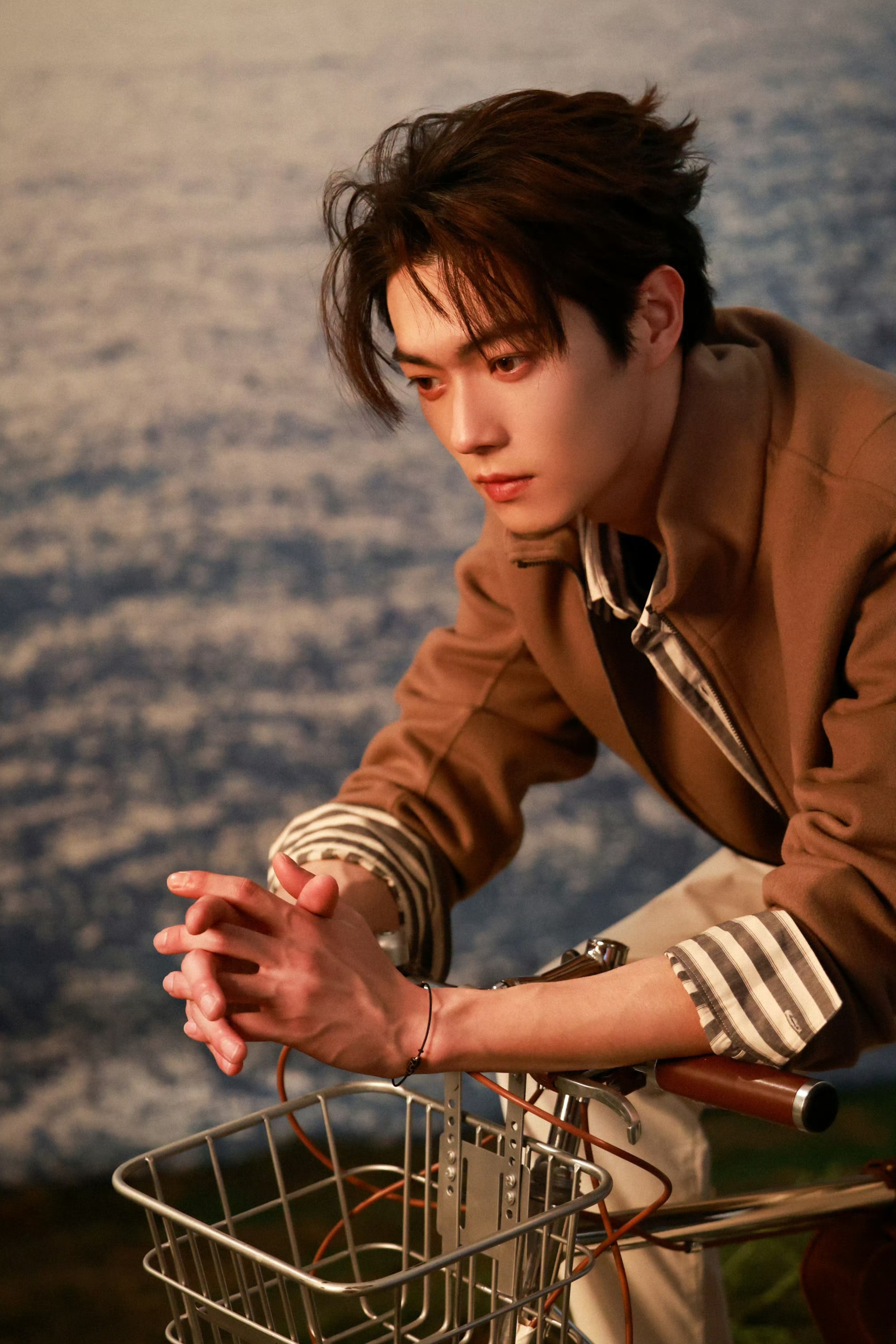 许凯的时尚表现力，总能让人眼前一亮。焦糖色外套与条纹衬衫的搭配，就像午后温暖的一