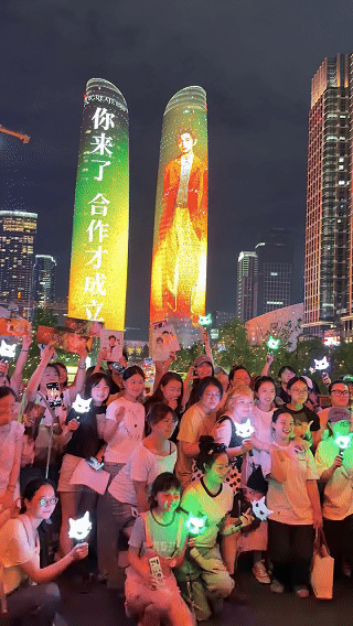 丁禹兮演唱会灯光秀成都双子塔灯光应援直接安排上，专门送给奔赴而来的海棠，偶像主动