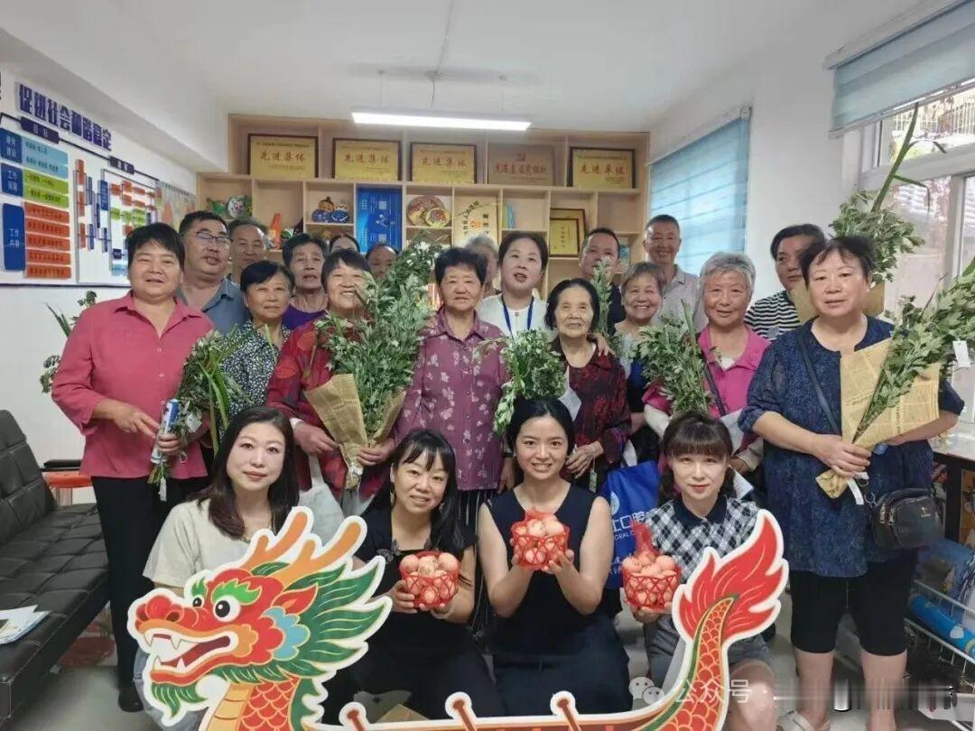 6月17日，汉台区东关街办东塔南路社区新时代文明实践站举办了“浓情迎端午，巧手贴