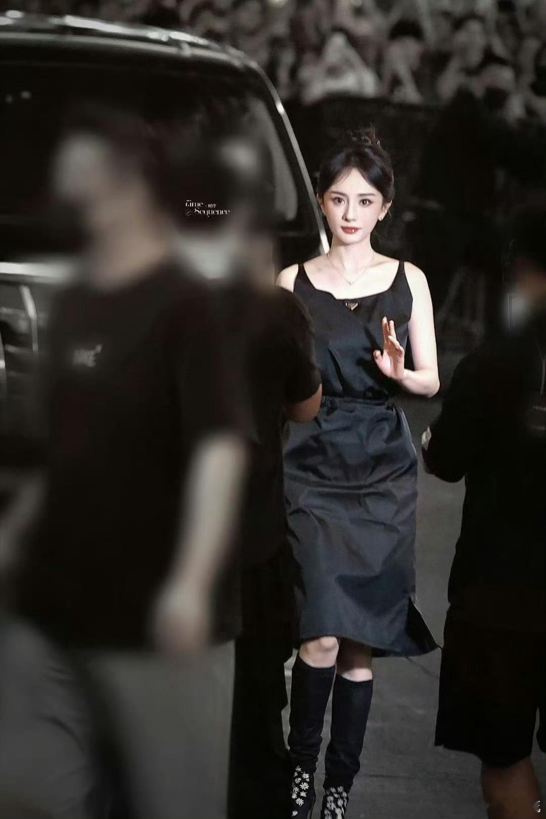 杨幂马龙林汉洲合影我的妈呀这也太好看了那种自带柔光的氛围感，像从老电影里走出来的